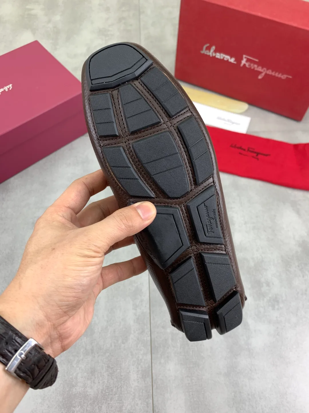 Men's shoes 💰P542 New model, high quality [Ferragamo/Ferragamo] Latest lazy slip-on shoes Original imported calfskin, imported cowhide lining + original luxury metal buckle + original combination outsole Comparison without pressure Code number: 38-45